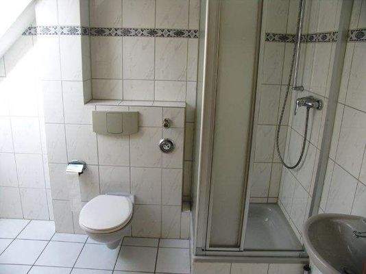 Bad mit Dusche (untere Ebene) 