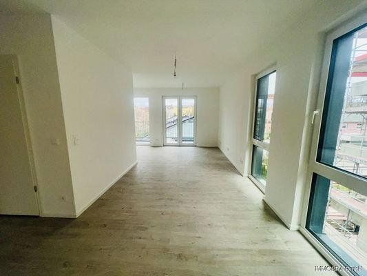 Blick von Küche zum Wohnbereich
