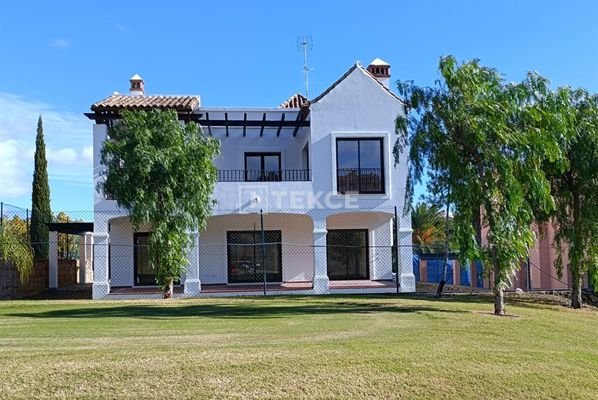 Golf Villas with Sea Views in Tranquil Area in Estepona