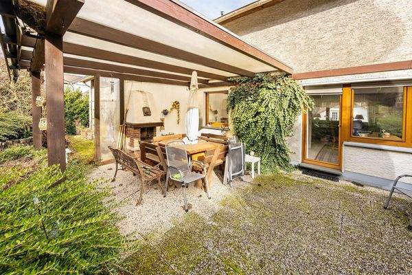 tlw. überdachte Terrasse