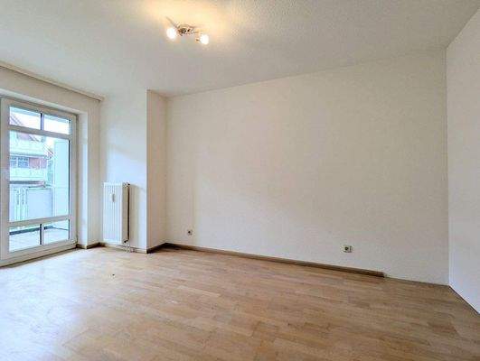 Schlafzimmer mit Zugang zur Loggia.