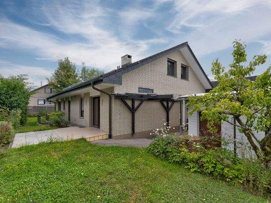 Gartenansicht mit überdachtem Zugang zu den Garagen