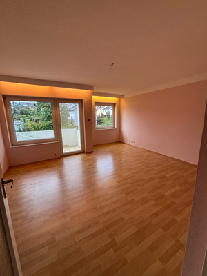 Wohnzimmer mit Zugang zu Balkon