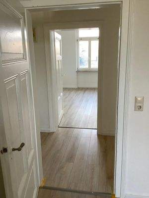 Blick vom Bad ins Schlafzimmer 