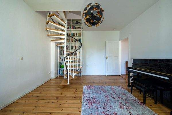 Zimmer mit Wendeltreppe