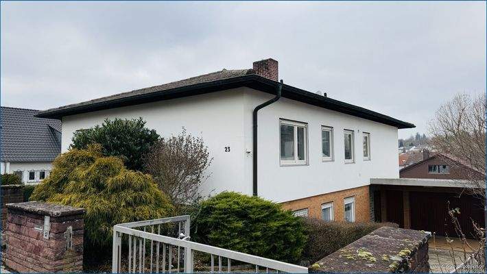 Straßenseite mit Zufahrt