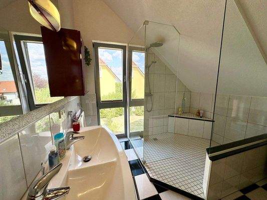 hochwertiges Bad im Obergeschoss