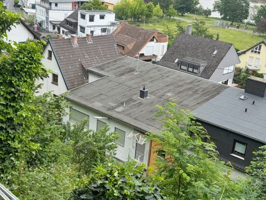 Blick vom Hanggrundstück aufs Objekt