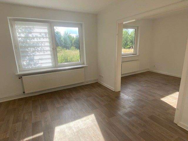 SOFORT FREI ! Individuell aufgeteilte, helle Erdgeschosswohnung