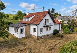 Frontansicht mit großzügigem Vorgarten