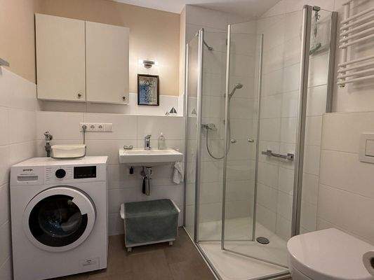 Duschbad mit Waschmaschinenanschluss