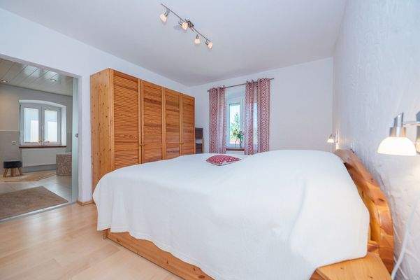 Schlafzimmer im direktem Zugang zum Bad