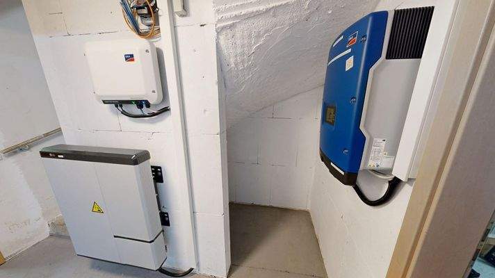 Wechselrichter und Batteriespeicher Kellergeschoss