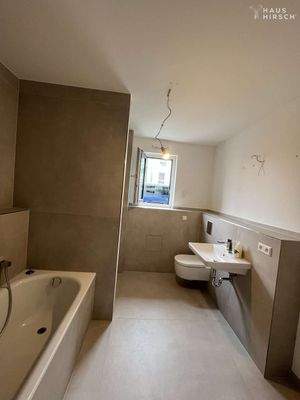 Badezimmer mit Wanne und Bad