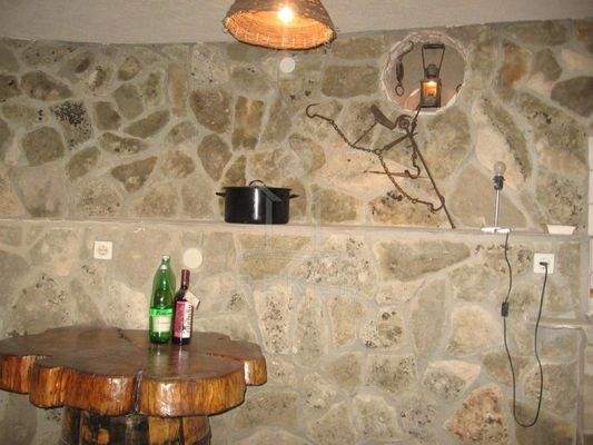 Die Taverne bildet eine rustikale Wohlfühloase