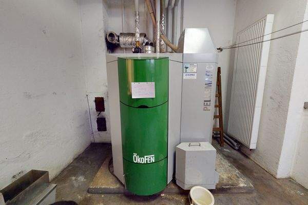 Moderne Holzpellet-Zentralheizung aus dem Jahr 2015