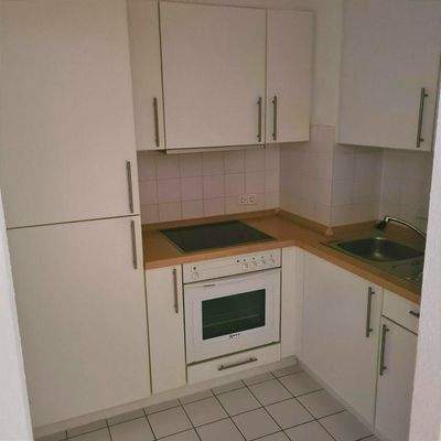 Separierte Küche mit Einbauküche