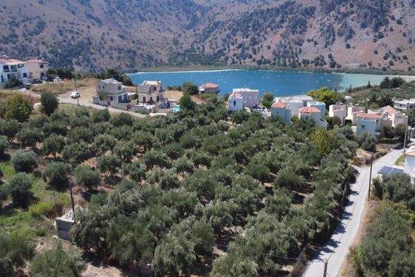 Kreta, Kournas: Eckgrundstück nahe des Kournas-Sees zu verkaufen