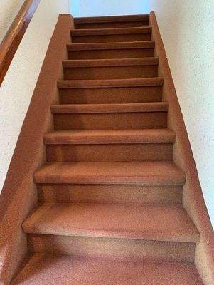 Holztreppe mit Teppich belegt