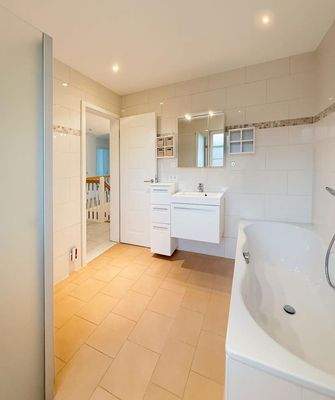 Bad mit Dusche und Wanne