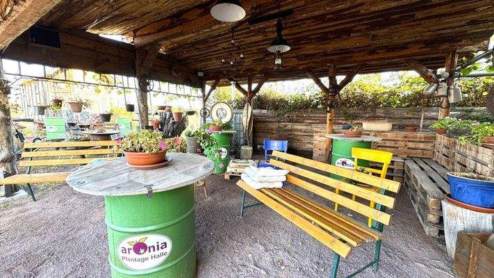 überdachter Bereich vor Verkaufshütte