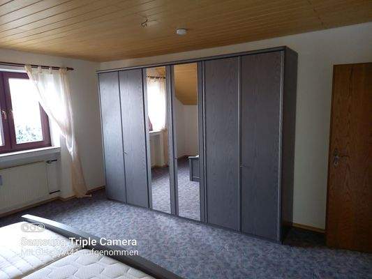 Schlafzimmer teilmöbliert