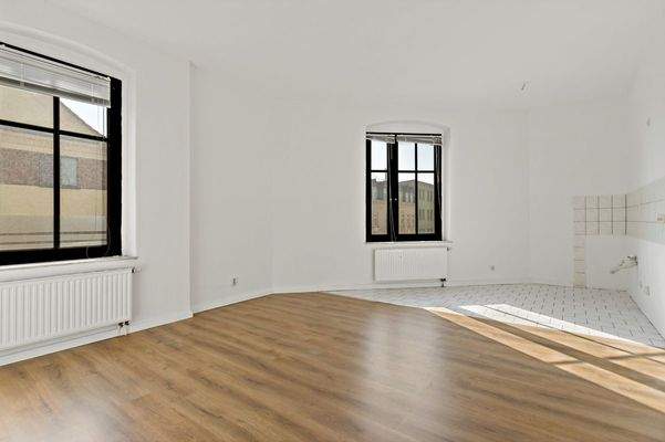 Wohnzimmer mit offener Küche