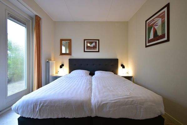 chalet-kaufen-summio-park-aquadelta-bruinisse-niederlande-schlafzimmer-doppelbett-2025