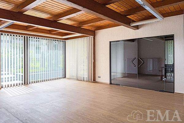 großes Büro mit Zugang zum Konferenzraum