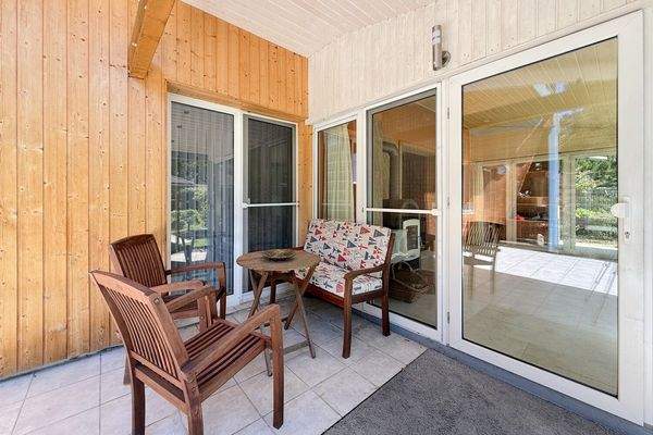 überdachter Hauseingang zum Wintergarten