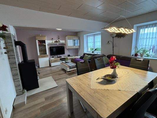 offenes Wohn-und Esszimmer mit Kaminofen