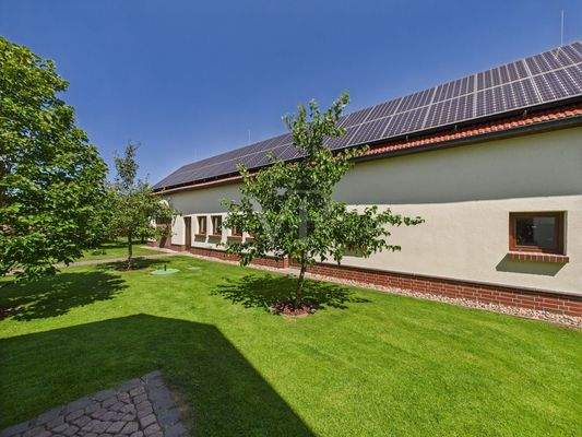 Neuwertige Photovoltaik-Anlage auf dem Nebengebäude