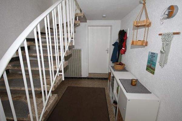 Treppenhaus / rückwärtiger Zugang ELW