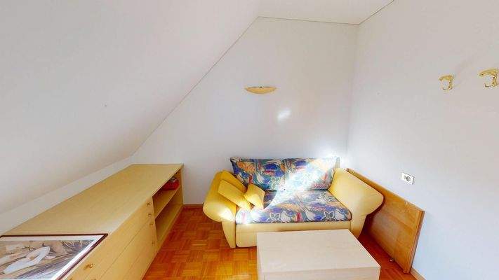 Charmante 3-Zimmer-Dachgeschosswohnung mit Terrasse, Aussicht & Garage – Silandro mansarda con terrazza e garage – attic apartment with terrace, view & garage in central location.