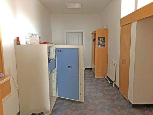 Nebenraum mit Tresor