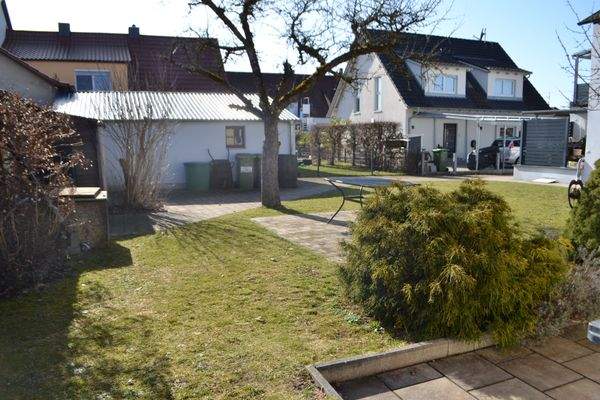 Garten mit Nebengebäuden