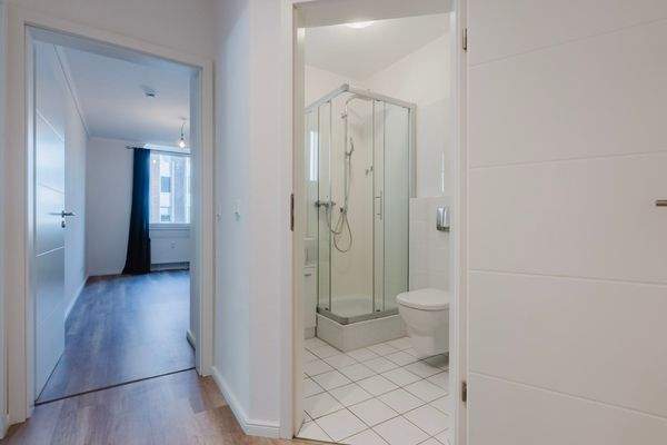 Blick zum Schlafzimmer und zum Bad