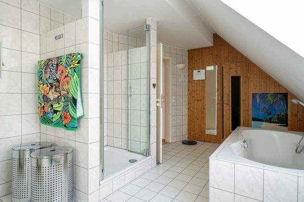 Bad mit Wanne und Dusche