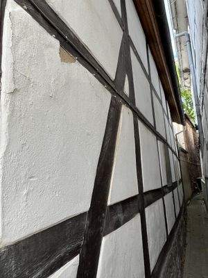 historische Fassade im Traufgang