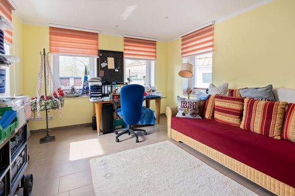 Arbeits- oder Gästezimmer im Erdgeschoss