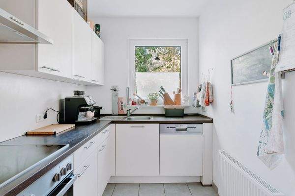 Praktisch gestaltete Küche mit großzügiger Arbeitsfläche