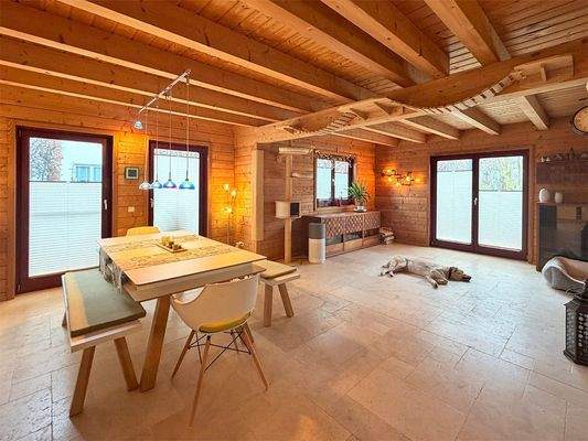 Essbereich mit Zugang zu beiden Terrassen