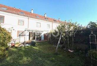 Hausansicht mit Garten