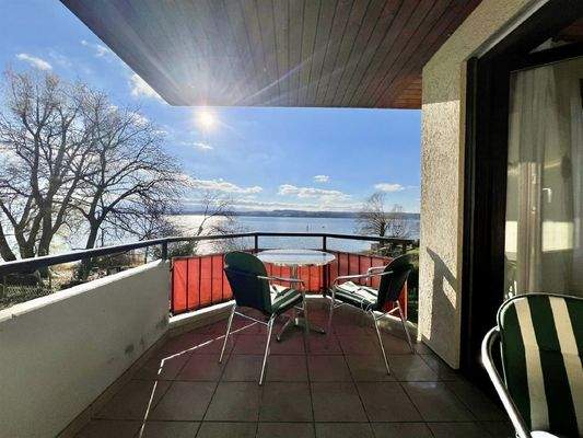 Überdachter Balkon mit grandioser Aussicht