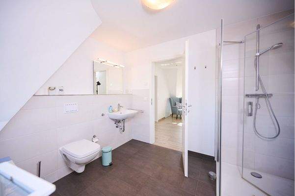 Großzügiges Duschbad im Dachgeschoss