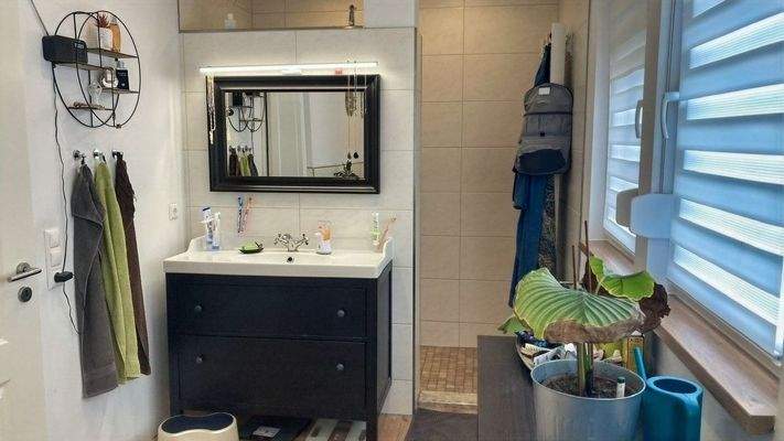 Bad mit Wanne und Dusche im OG