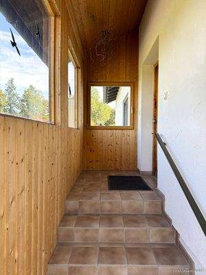 Einladender Eingangsbereich mit überdachtem Zugang