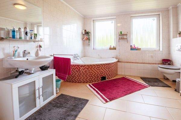 Bad mit Eckwanne im DG