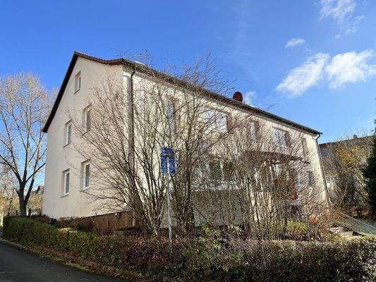 Nordwestansicht mit Heckeneinfriedung