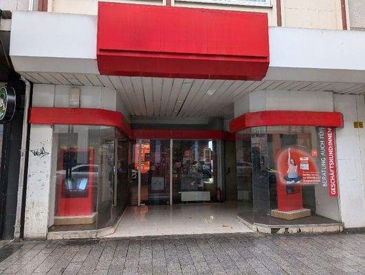 Frontansicht mit Schaufenstern